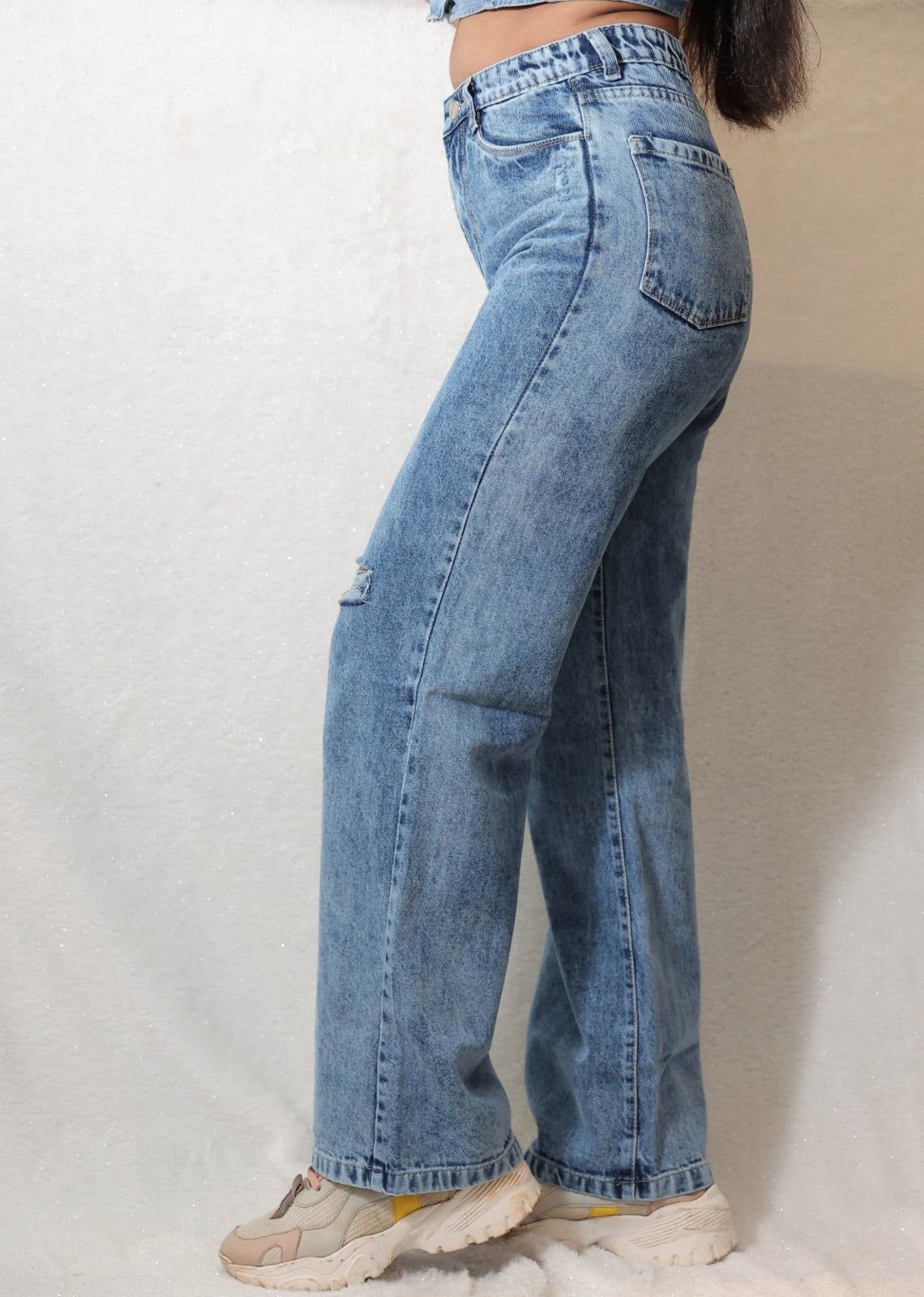 Loose bottom Knee Cut Jeans Side View