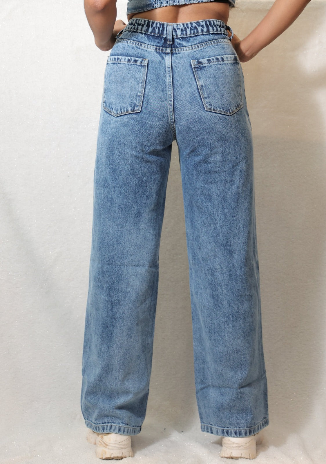 Loose bottom Knee Cut Jeans Backside