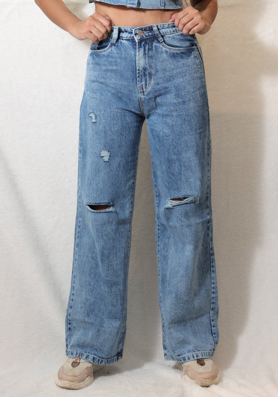 Loose bottom Knee Cut Jeans